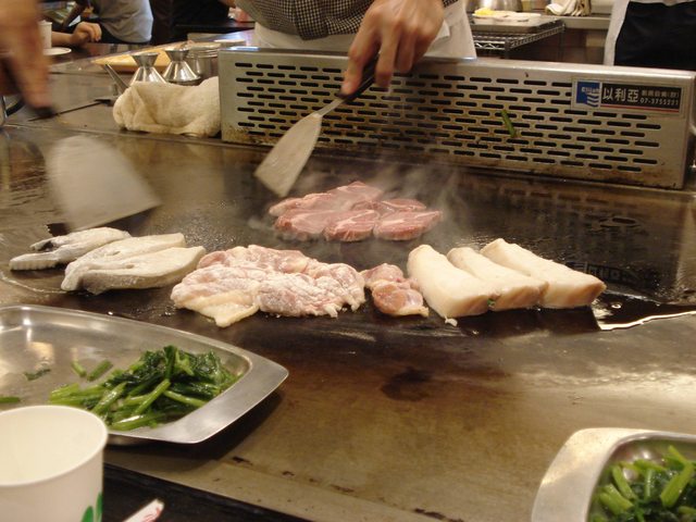 Meat being cooked Hibachi style 鐵板燒