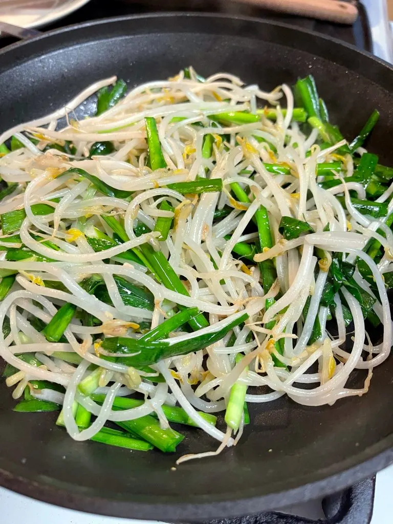 Sour chives and bean sprouts that go well with meat!