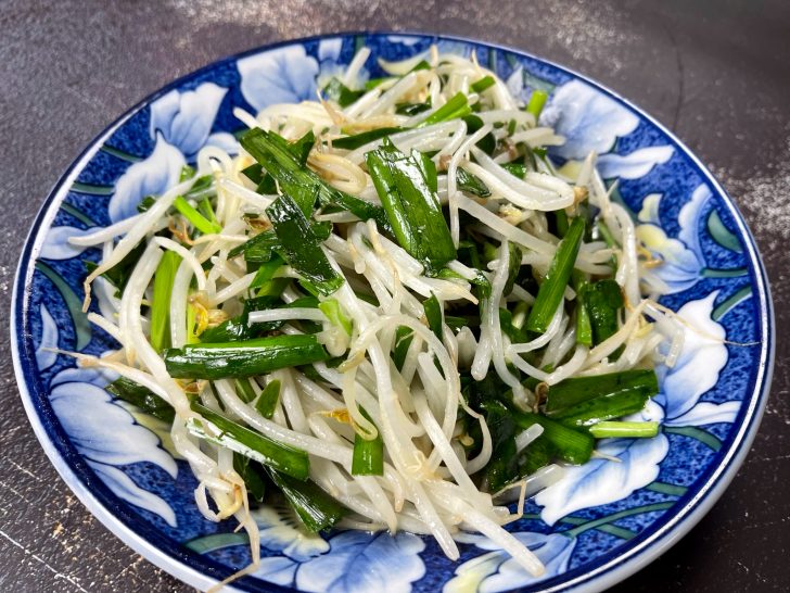 Stir Fry Bean Sprouts and Garlic Chives